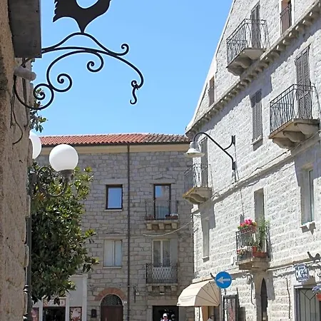 Frühstückspension Piazza Di L'ara 3*