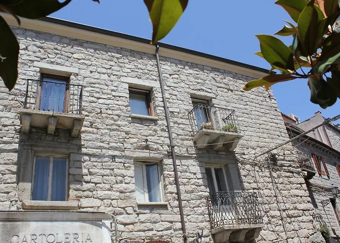 Piazza Di L'ara テンピオ・パウザーニア