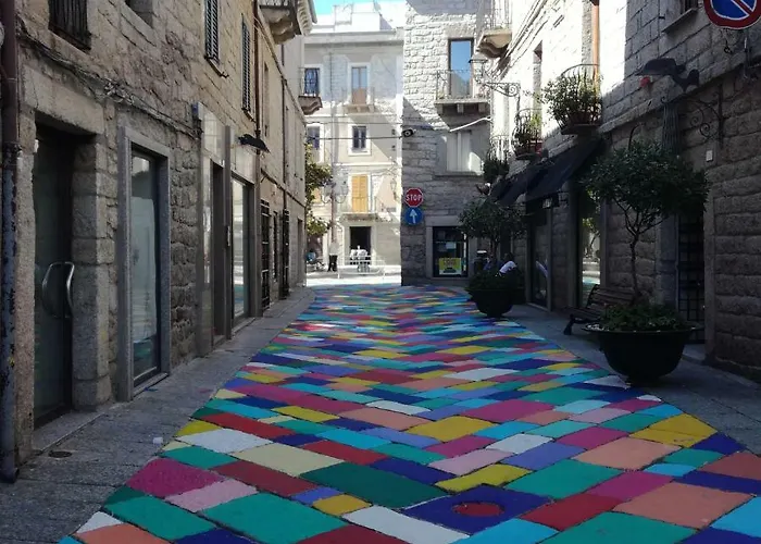 Piazza Di L'ara テンピオ・パウザーニア